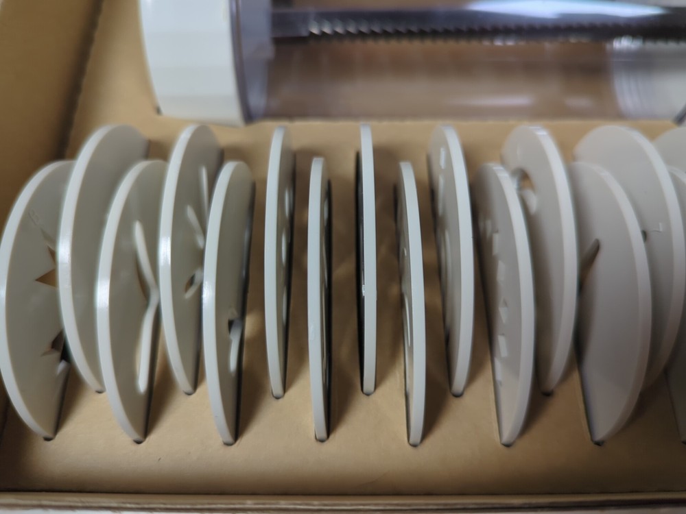 Pampered Chef Cookie Press with 16 Discs White 1525