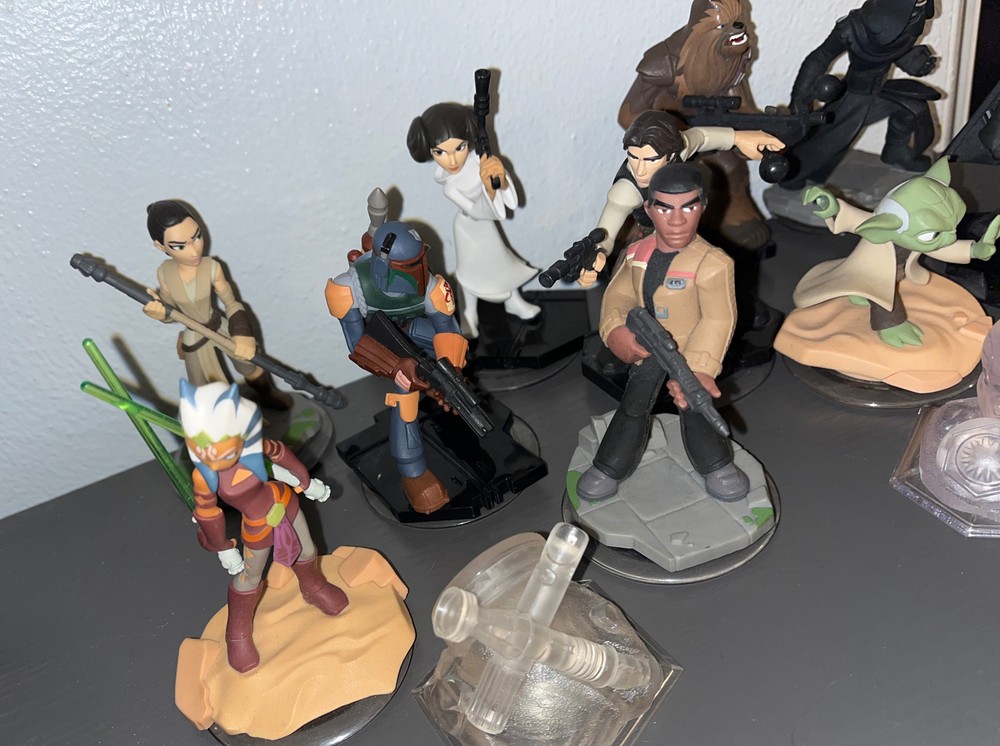 12 Disney infinity Star Wars (10 Figures 2 Crystals)