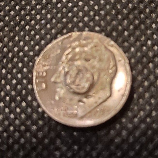 1972 ROOSEVELT DIME CENTER PLUG TOKEN! e5499UXX