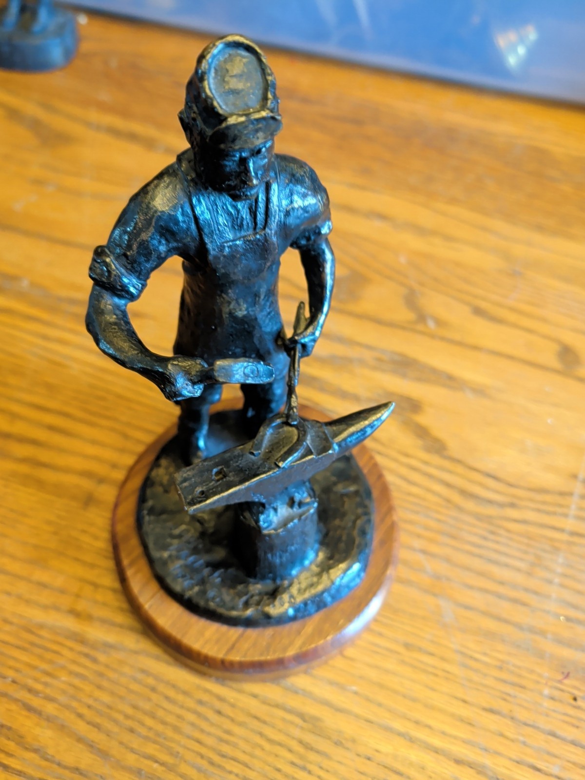 JOHN FRENCH HEAVY BRONZE METAL STATUE FIGURE BLACKSMITH HORSESHOE 1976 RARE VTG