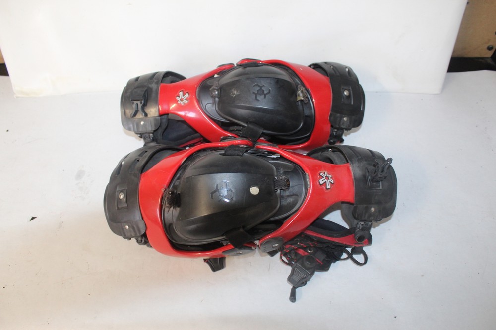 BLACK LARGE L RED KNEE GUARDS