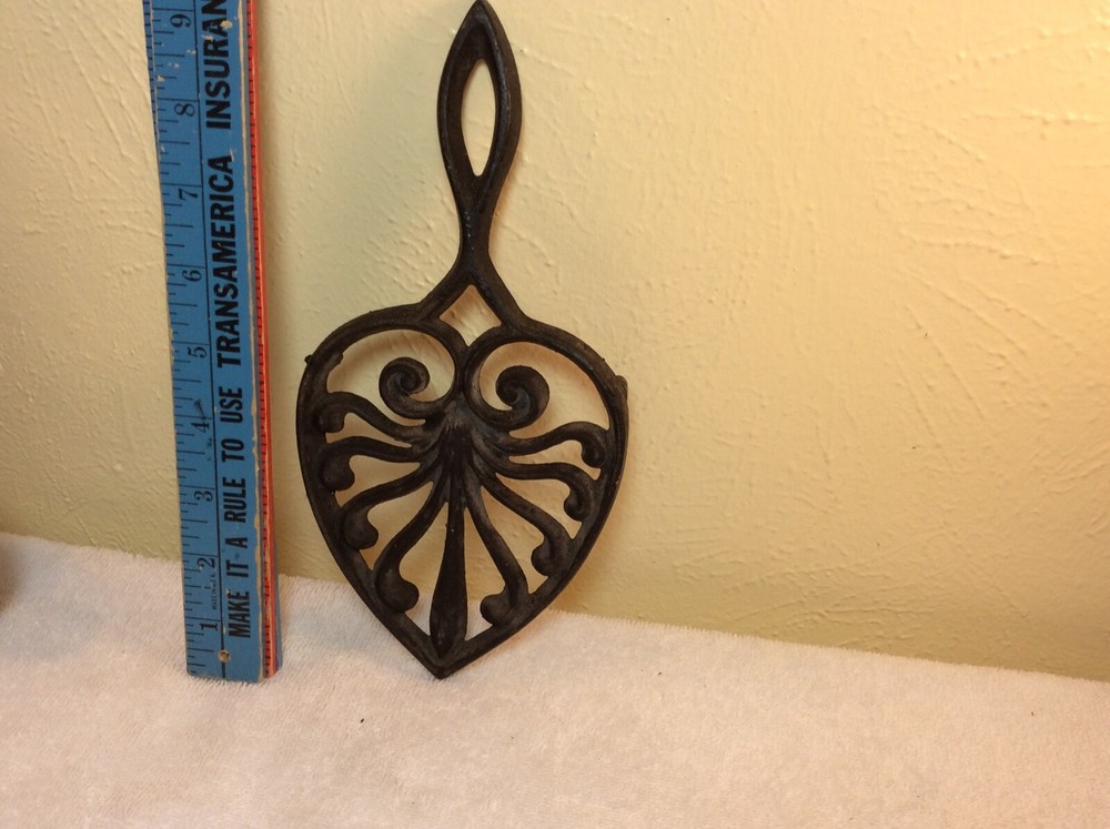 Iron trivet fancy design