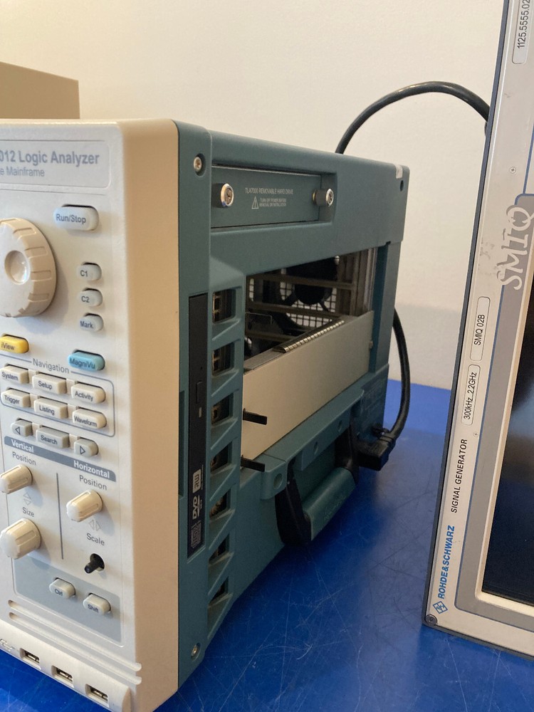 14862 Tektronix TLA 7012 logic analyzer portable mainfram