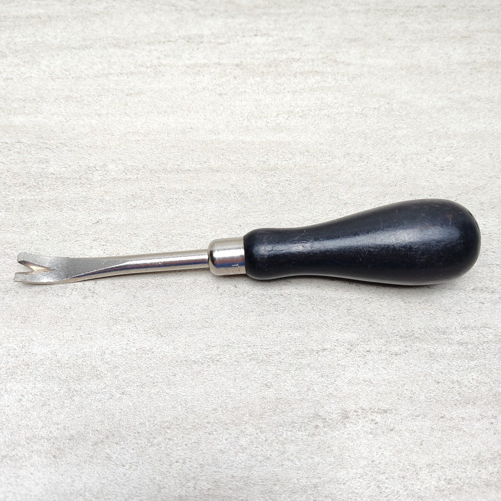 Millers Falls 211 Black Wood Handle Tack & Nail Puller