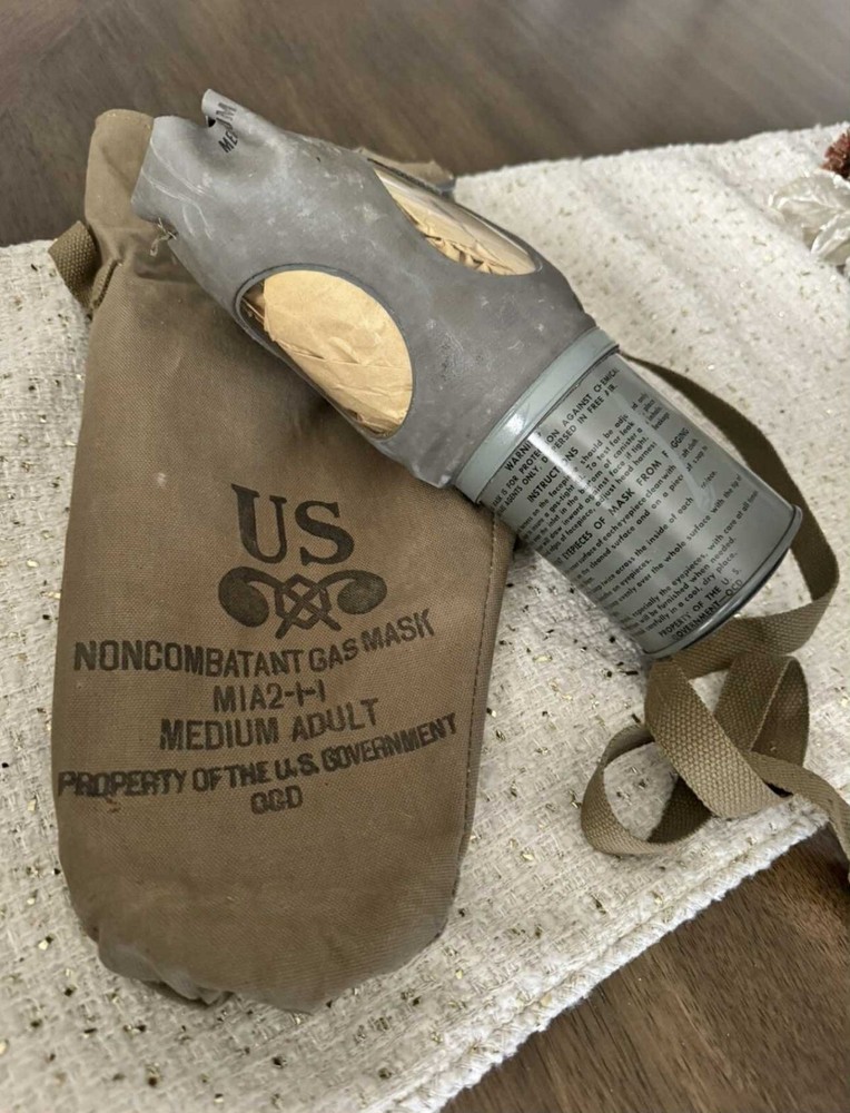 Vintage 1940's US Non-Combatant MIA2-1-1 Adult Gas Mask & Bag And Box Size Large