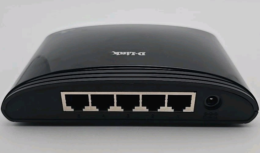 D-Link (DGS-1005G) 5-Ports External Ethernet Switch.