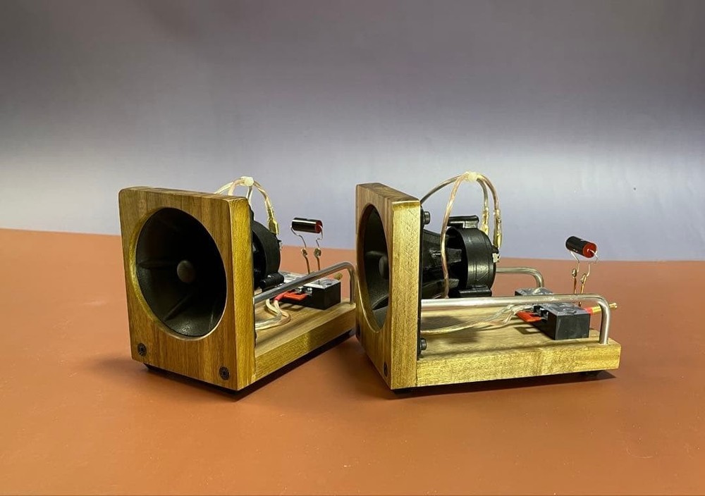 Horn-type super tweeter Tweeter Simple deadening solution