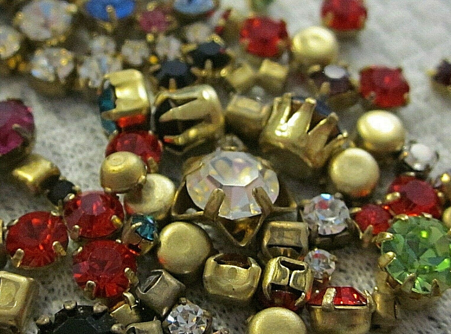 ALL SWAROVSKI SINGLE RHINESTONES IN SETTINGS 50 ROUND CRYSTAL LOT VTG JEWELRY