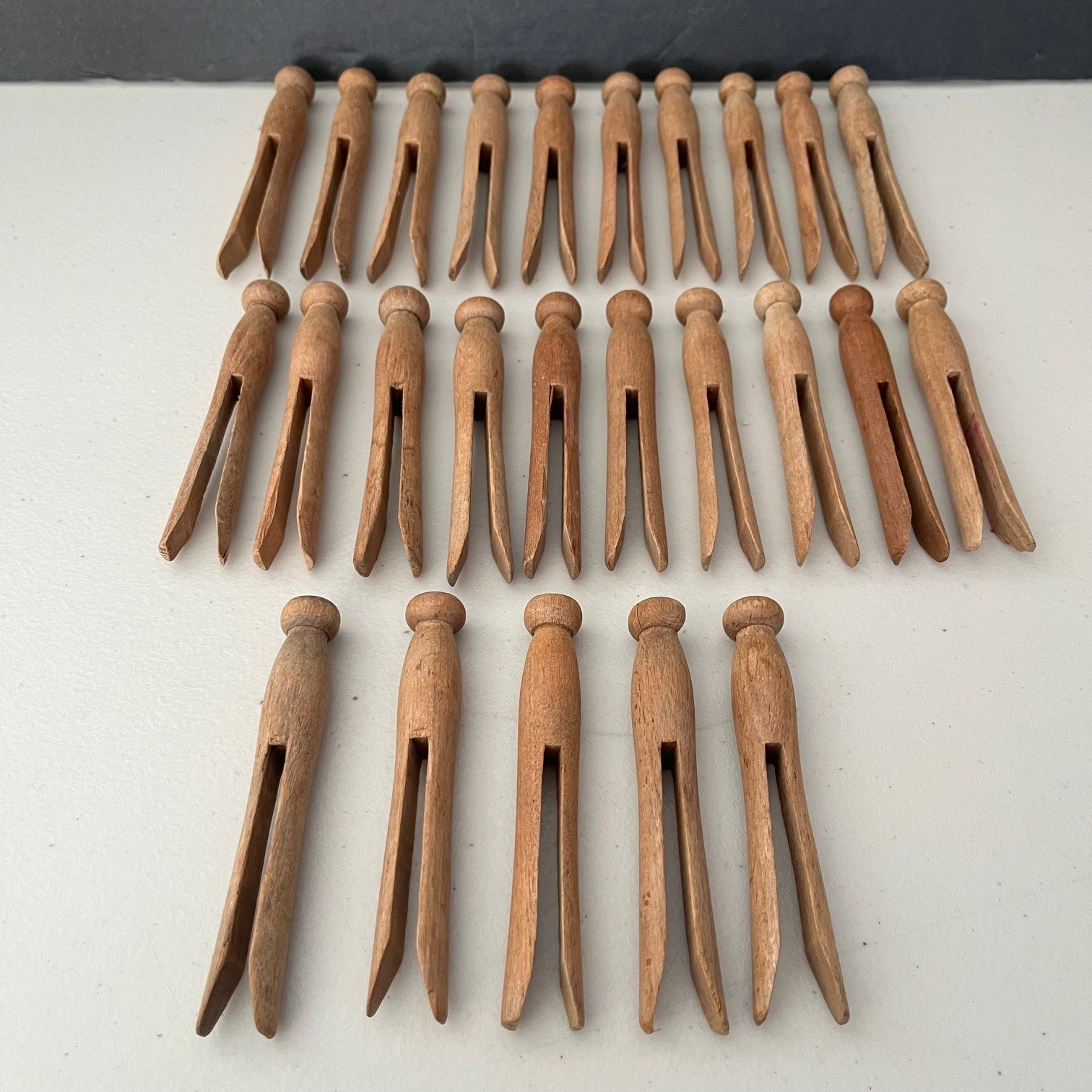 VTG WOODEN CLOTHES PINS LOT OF 25-4" + 7-3".5" ROUND HEAD WHEATHERED PRIMITIVE