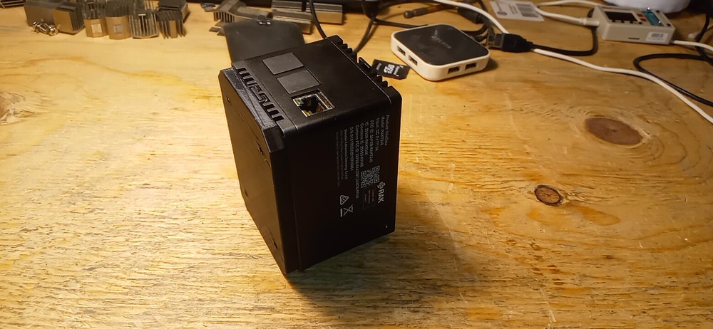 RAK Hotspot Helium v2 (Easy elevation gain!) Hidden screwless window-wall mount