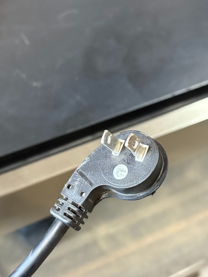 XO XOU24BCGSR 24" Beverage Center w/ Glass Shelves (Bad compressor, Sold AS IS)