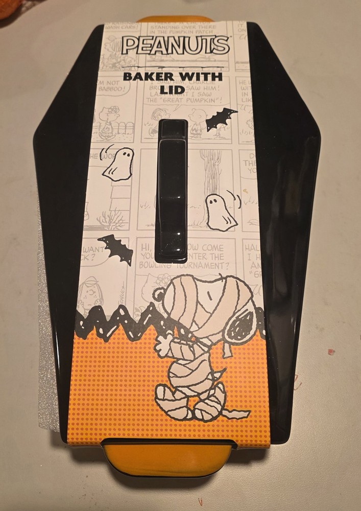NWT Peanuts Snoopy Halloween Coffin Shaped Ceramic Baking Dish