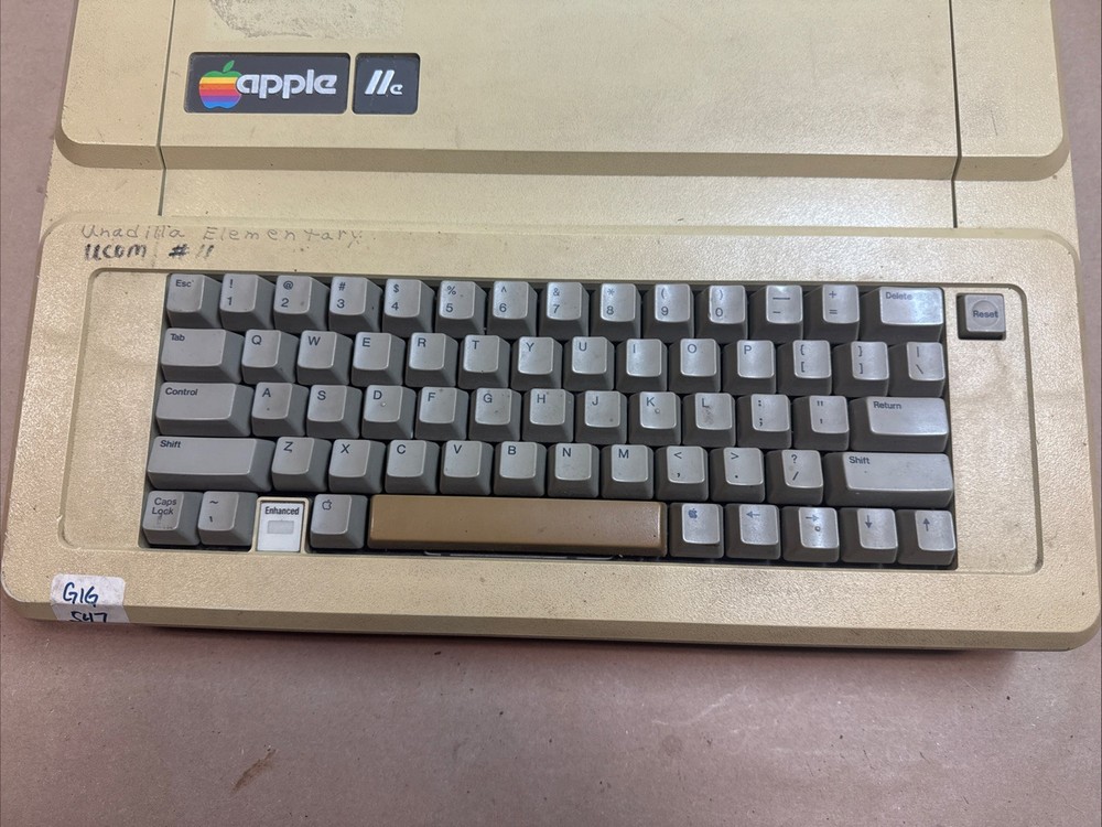 Apple IIe A2S2064 Vintage Personal Computer. Power Tested. Light On.