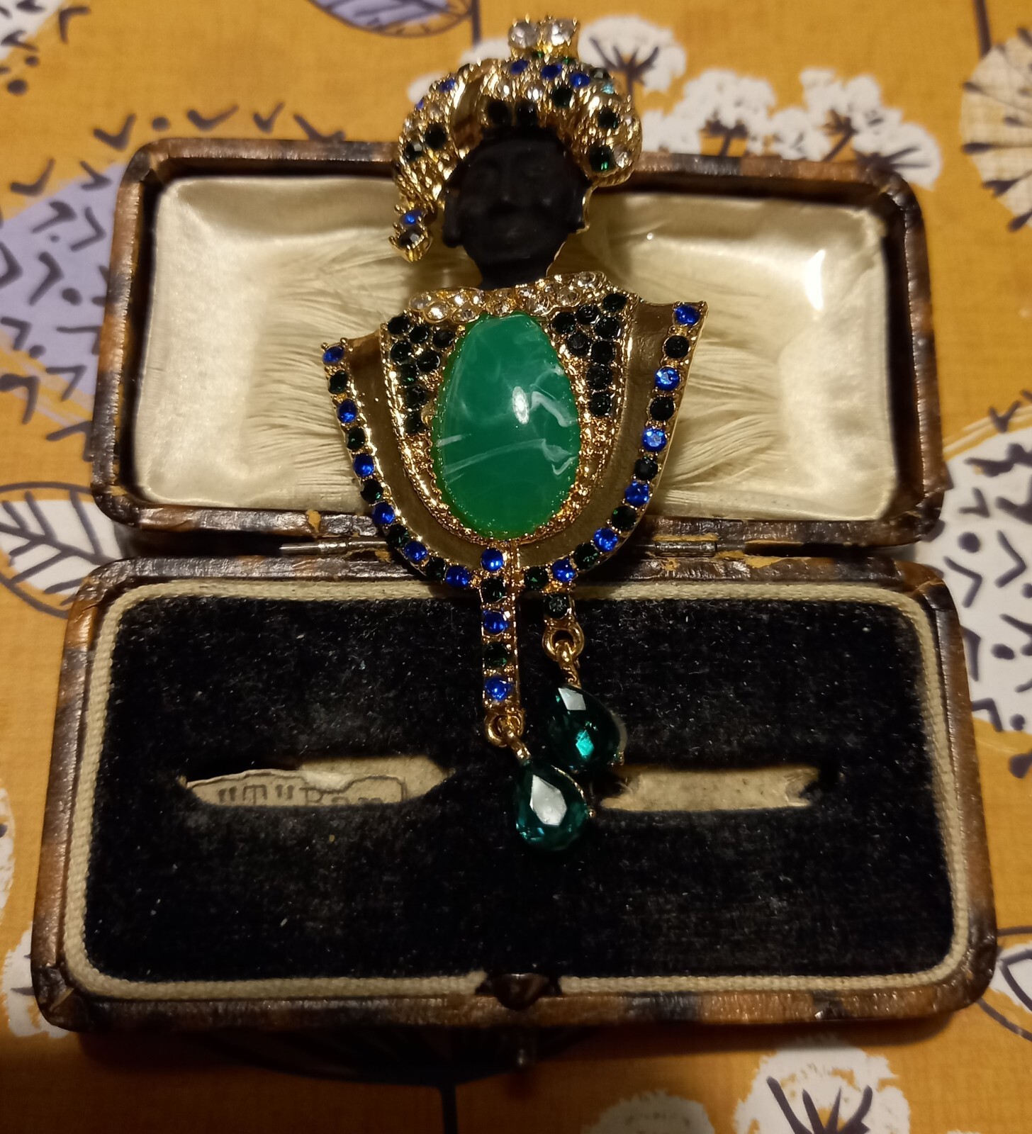 VINTAGE STYLE BLACK AFRICAN MAN SPARKLY JEWEL GEM GREEN GOLDTONE BROOCH STUNNING