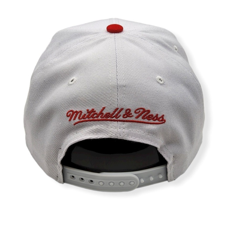 Mitchell & Ness Chicago Bulls Core Basic Script White/Red Adjustable Snapback