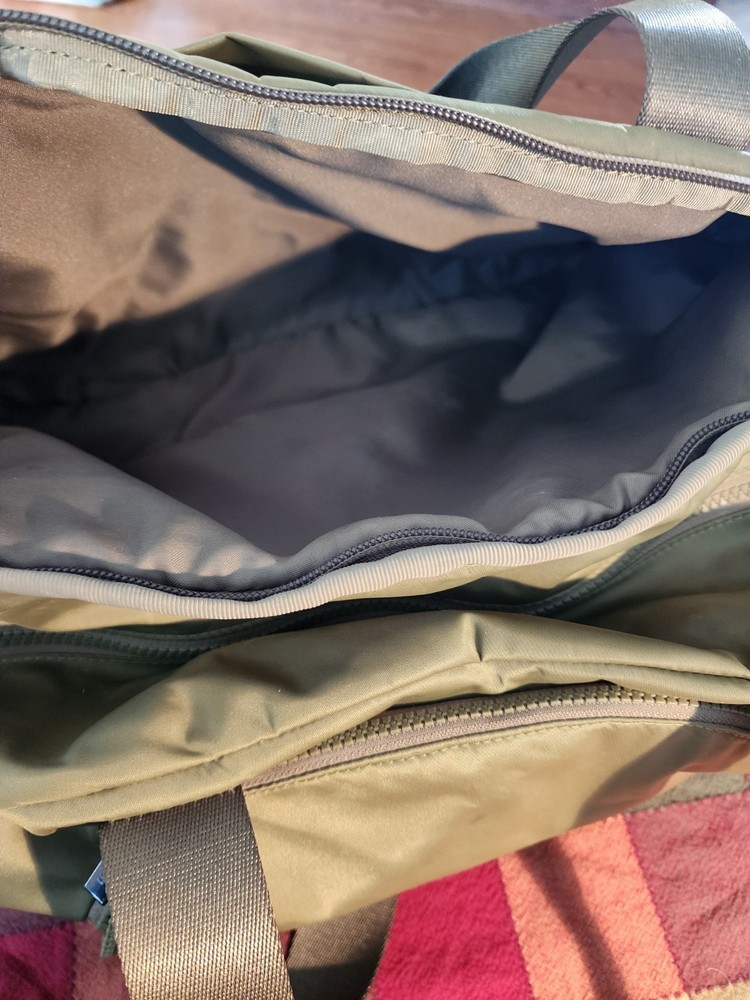 Lululemon Duffel Bag 29L Khaki Green Pre-Owned **NOTE