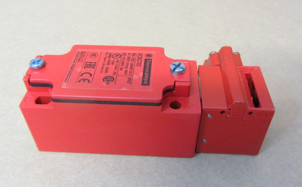 Telemecanique Safety Limit Switch XCSC703, no keys