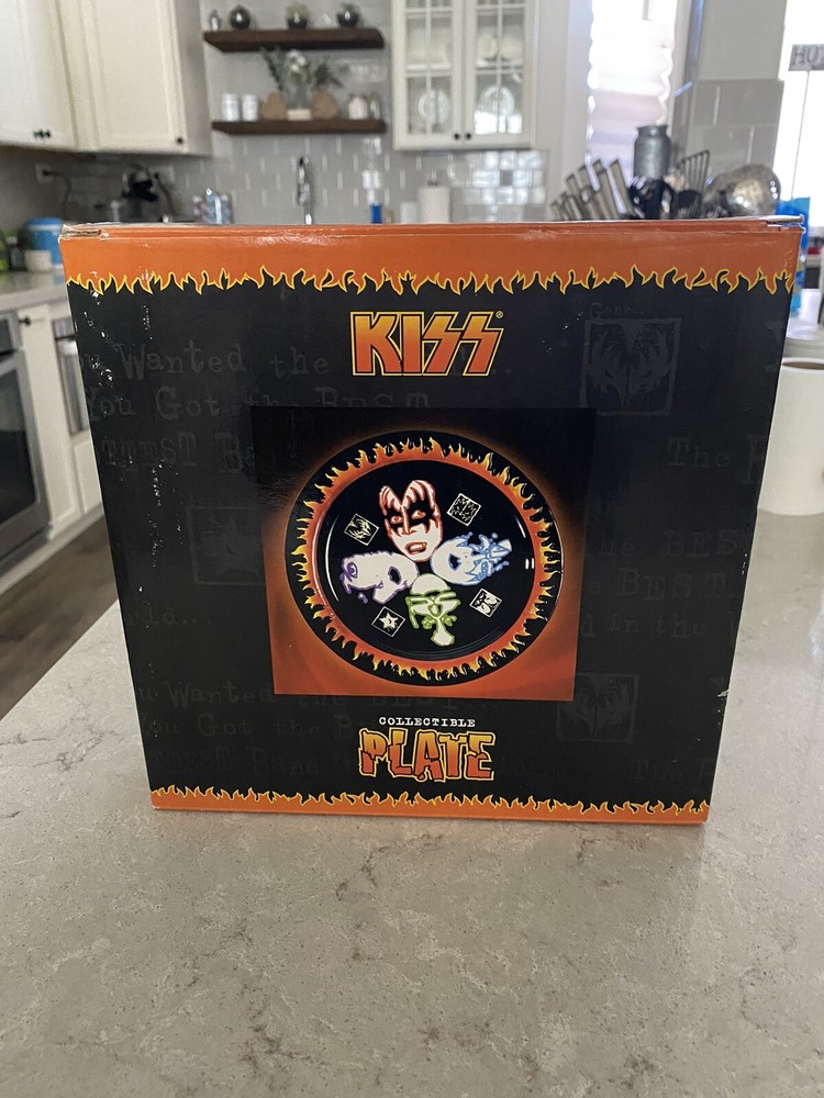 KISS/SPENCER GIFTS COMPLETE DINNERWARE SET PLUS EXTRA OVERSIZED MUG - 8 PIECES