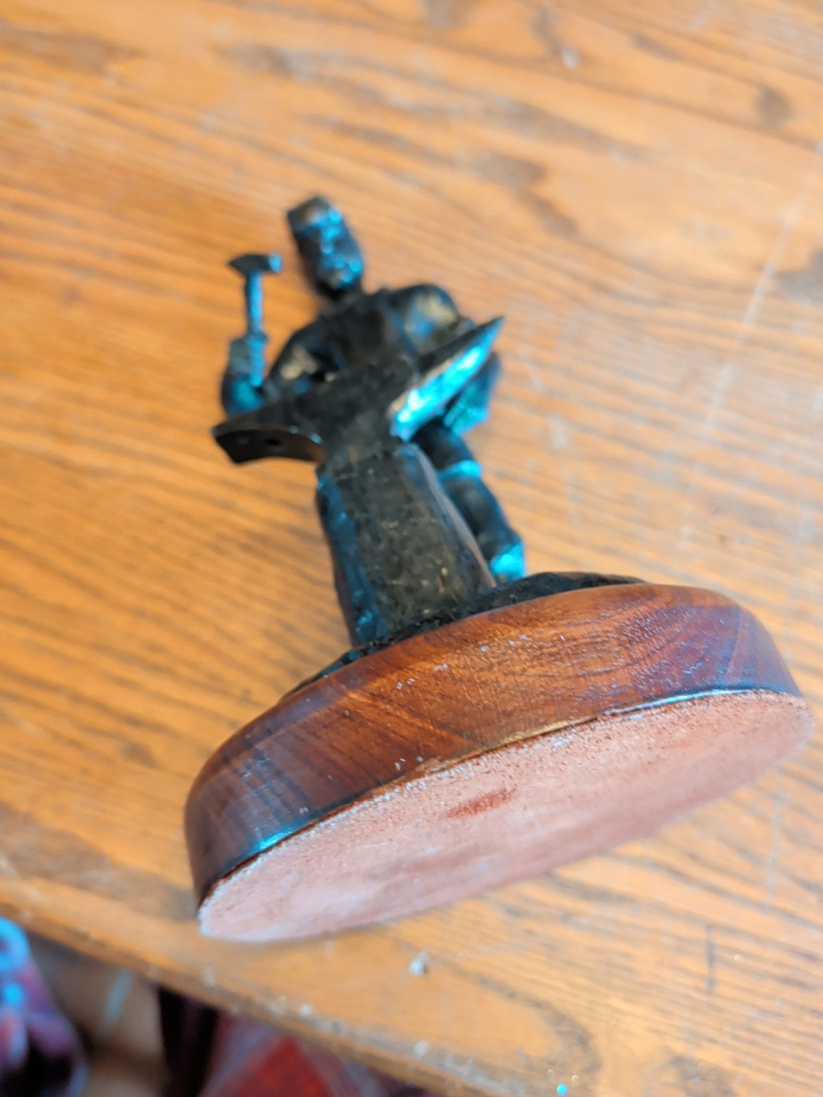 JOHN FRENCH HEAVY BRONZE METAL STATUE FIGURE BLACKSMITH HORSESHOE 1976 RARE VTG