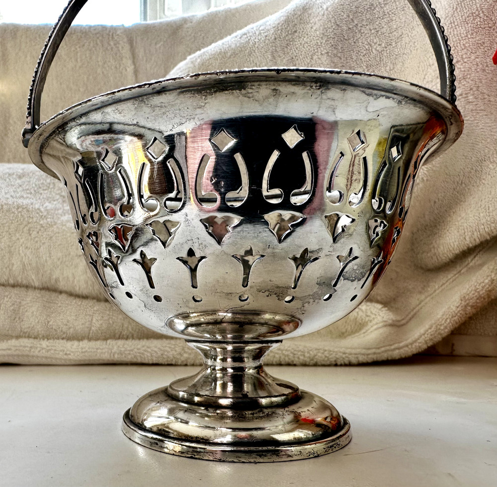 Vintage Wilcox Silverplate Co Basket 5" diameter 4" tall