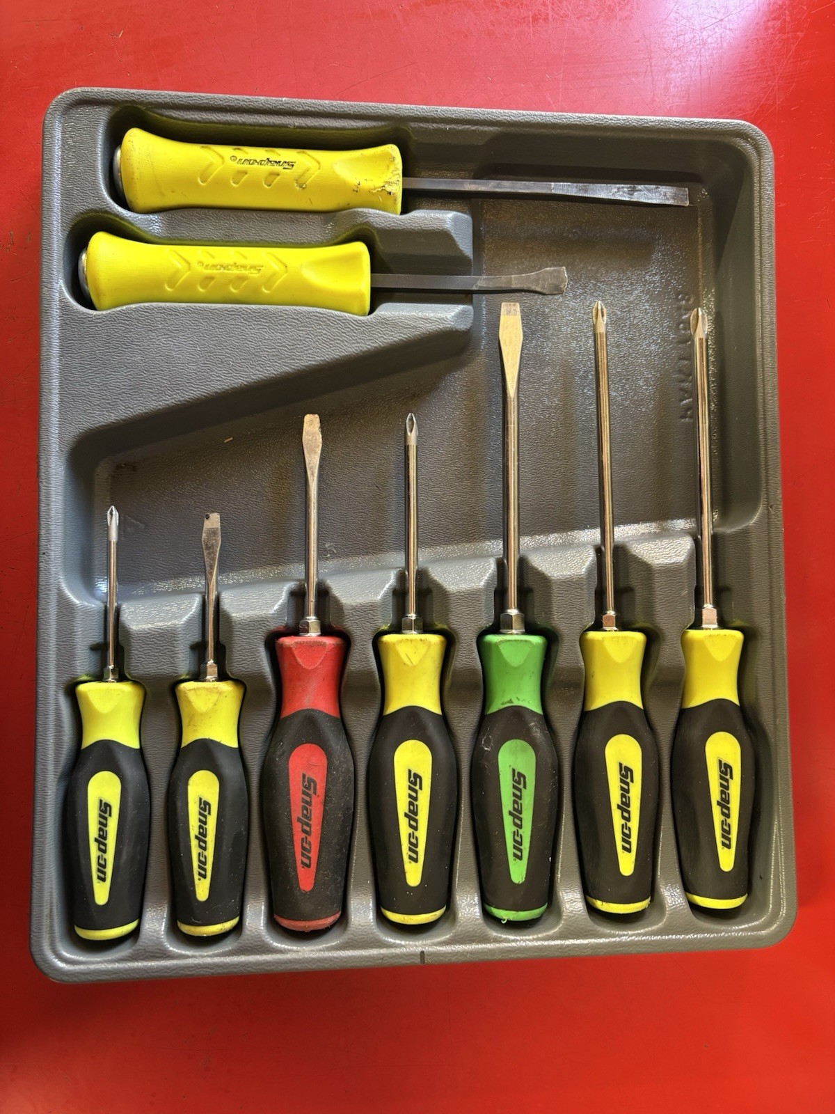 SNAP ON  9Pc HI-VIZ Mixed Soft Grip Screwdriver Striking Prybar Set