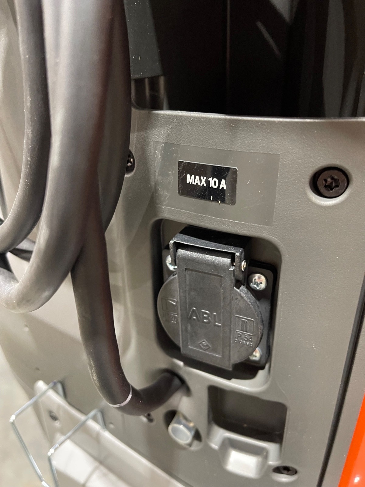 Husqvarna DE 110 H Single Phase 1.5HP HEPA Dust Extractor Vacuum 120V 124cfm