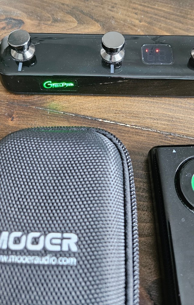 MOOER Prime P1 Guitar/Bass Multi-Effects Processor & GWF4 Wireless Footswitch!