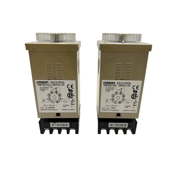 OMRON TEMP CONTROLLER WITH SOCKET E5C2-R20K P3G-08 LOT OF 2