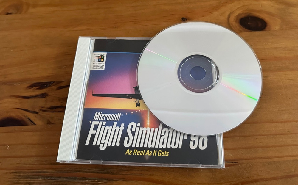 Microsoft Flight Simulator 98 Game CD ROM & Pilot's Handbook Untested