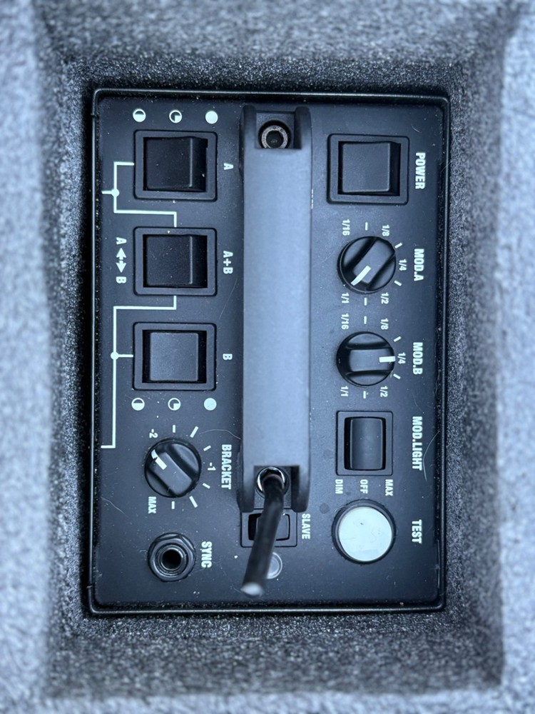 “Speedotron Black Line Studio Strobe Lighting Kit – Power Pack + Flash Heads + C