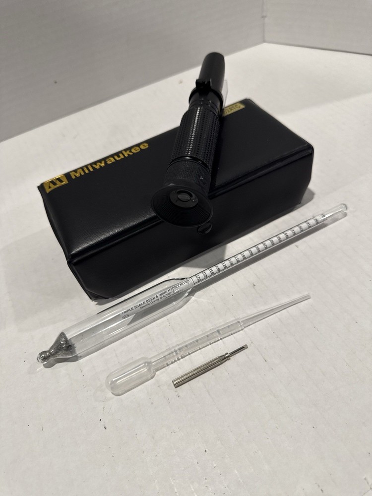 Milwaukee MR32ATC Brix Refractometer W/ Hydrometer Case And Accessories