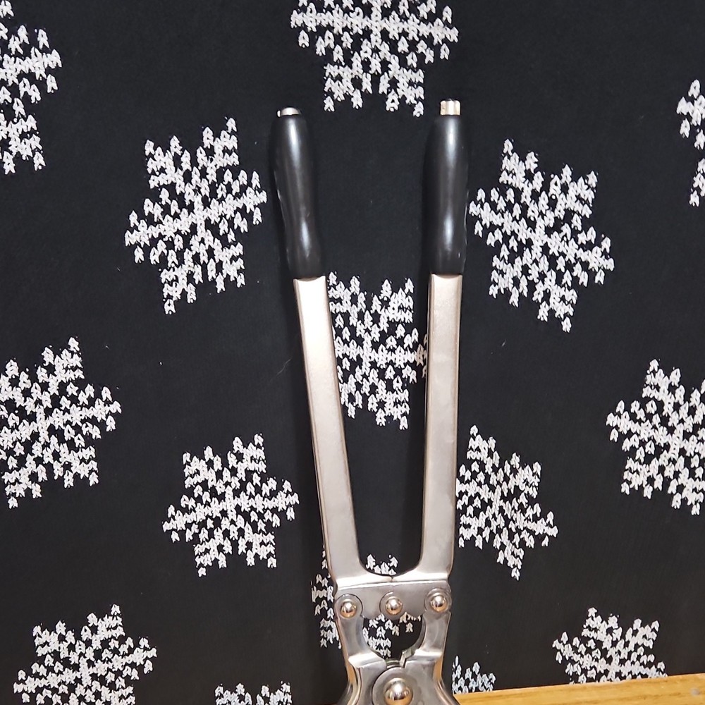 Metal castrator tool