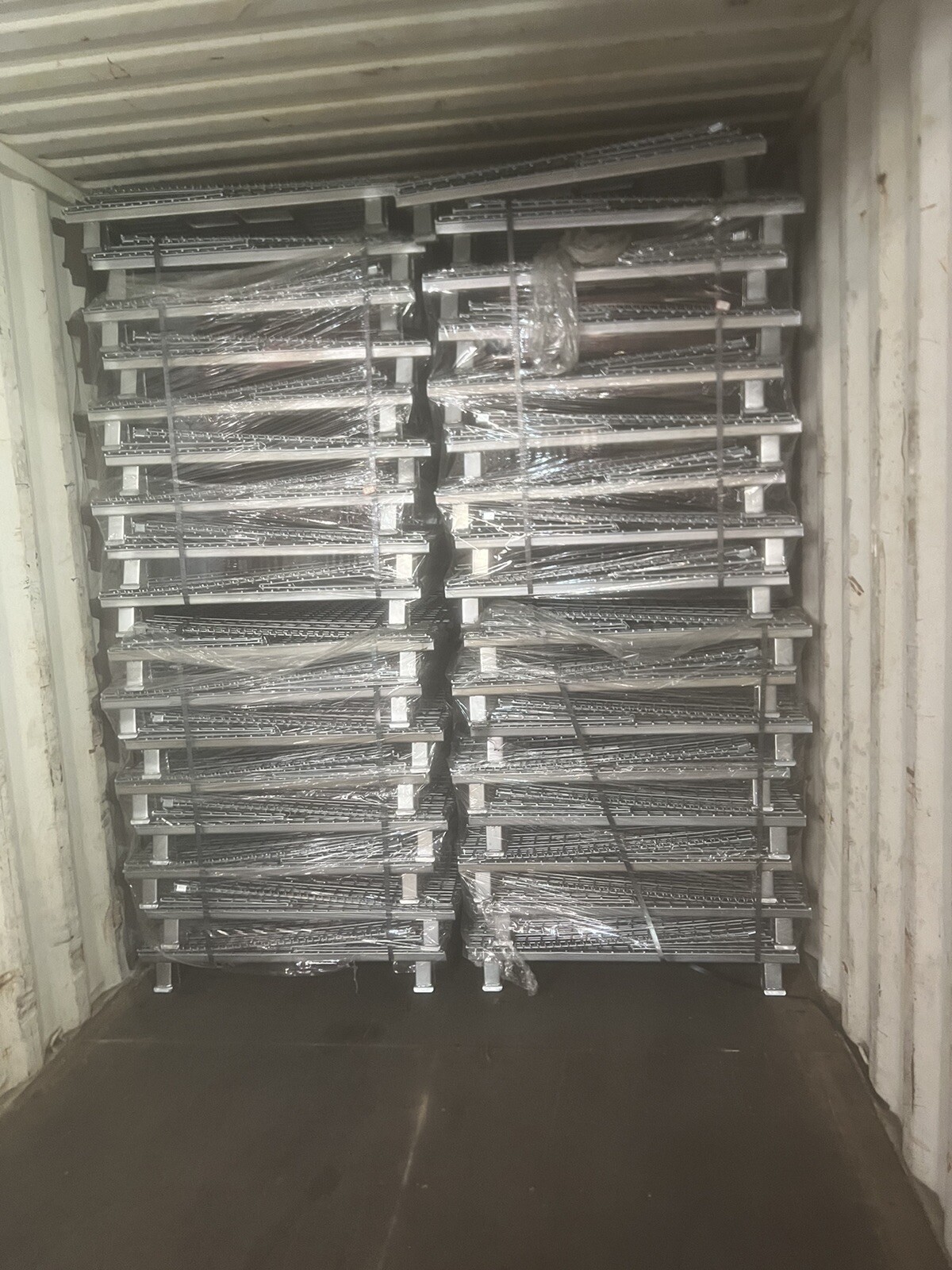 New wire basket 40”x48” x 42” tall gate on one side stackable wire basket 4000#