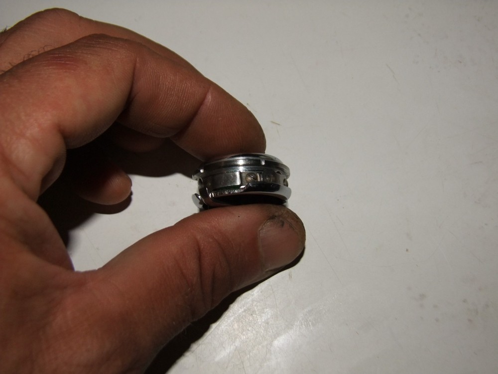 Singer 111W155 235088 original bobbin case