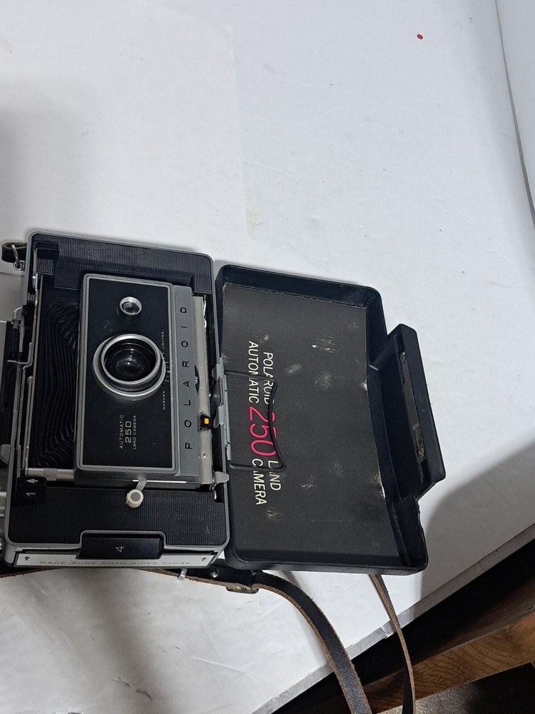 Vintage Polaroid Automatic 250 Camera (e)
