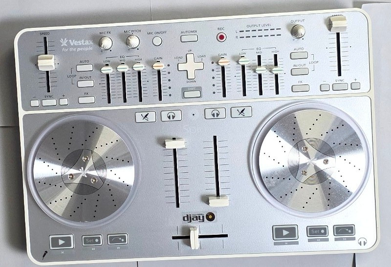 Vestax Spin USB MIDI/AUDIO DJ Controller for Mac computers