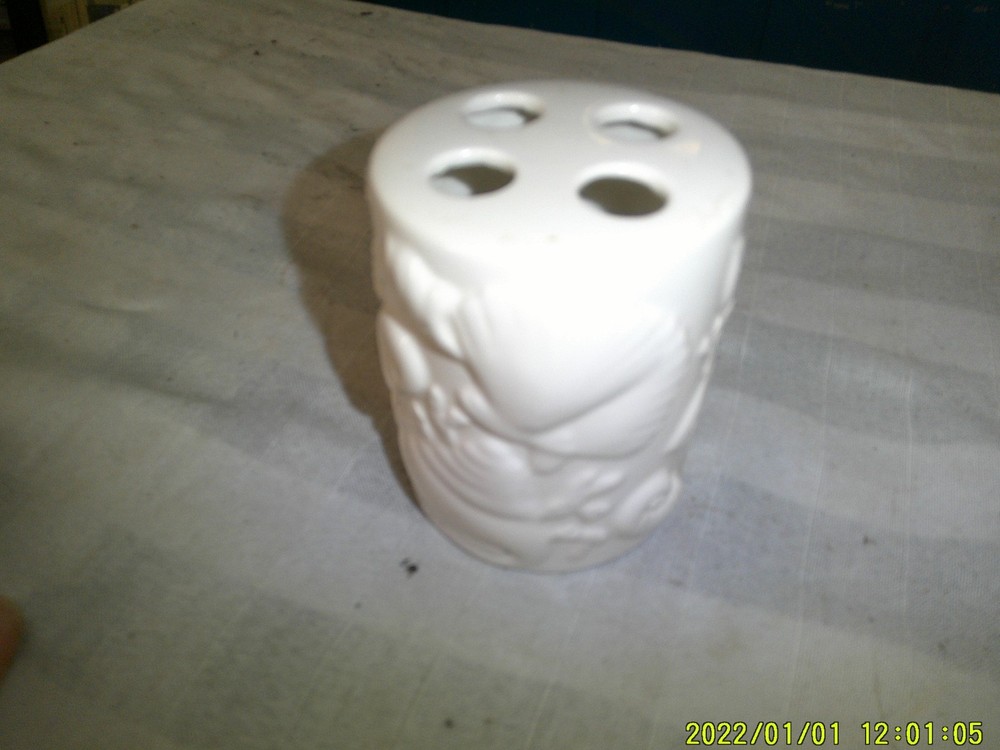 WHITE PORCELAIN 3D PATTERN SEASHELL THEME 4 TOOTHBRUSH HOLDER