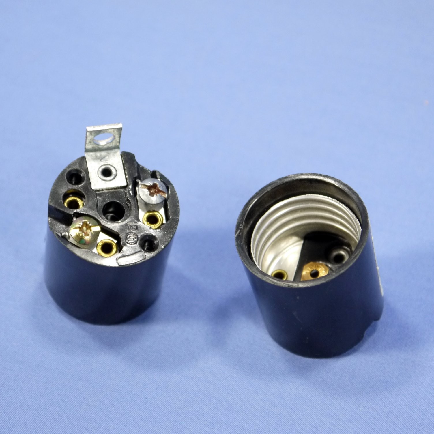 Leviton 3352-F Phenolic Lampholder Light Sockets Bracket Mount Medium Base 20pcs