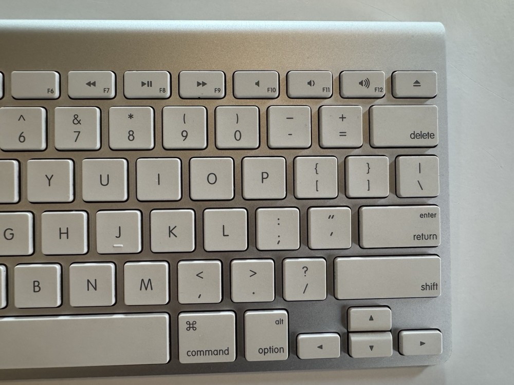 Apple A1314 Wireless Keyboard Tested Working