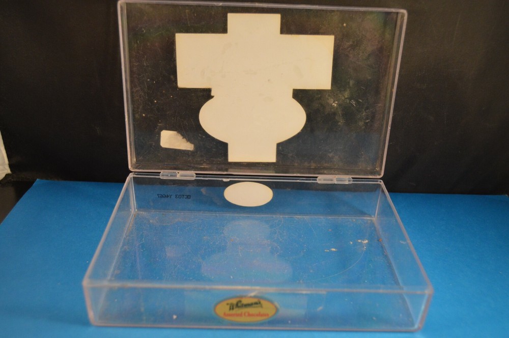 WHITMAN'S ASSORTED CHOCOLATES MINIATURES PLASTIC BOX (EMPTY) 7" X 4 1/2"