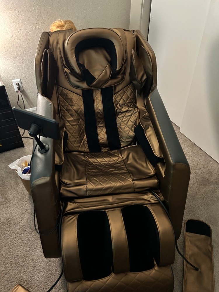 zero gravity full function massage chair with heat and Bluetooth   Retail 4k-5k