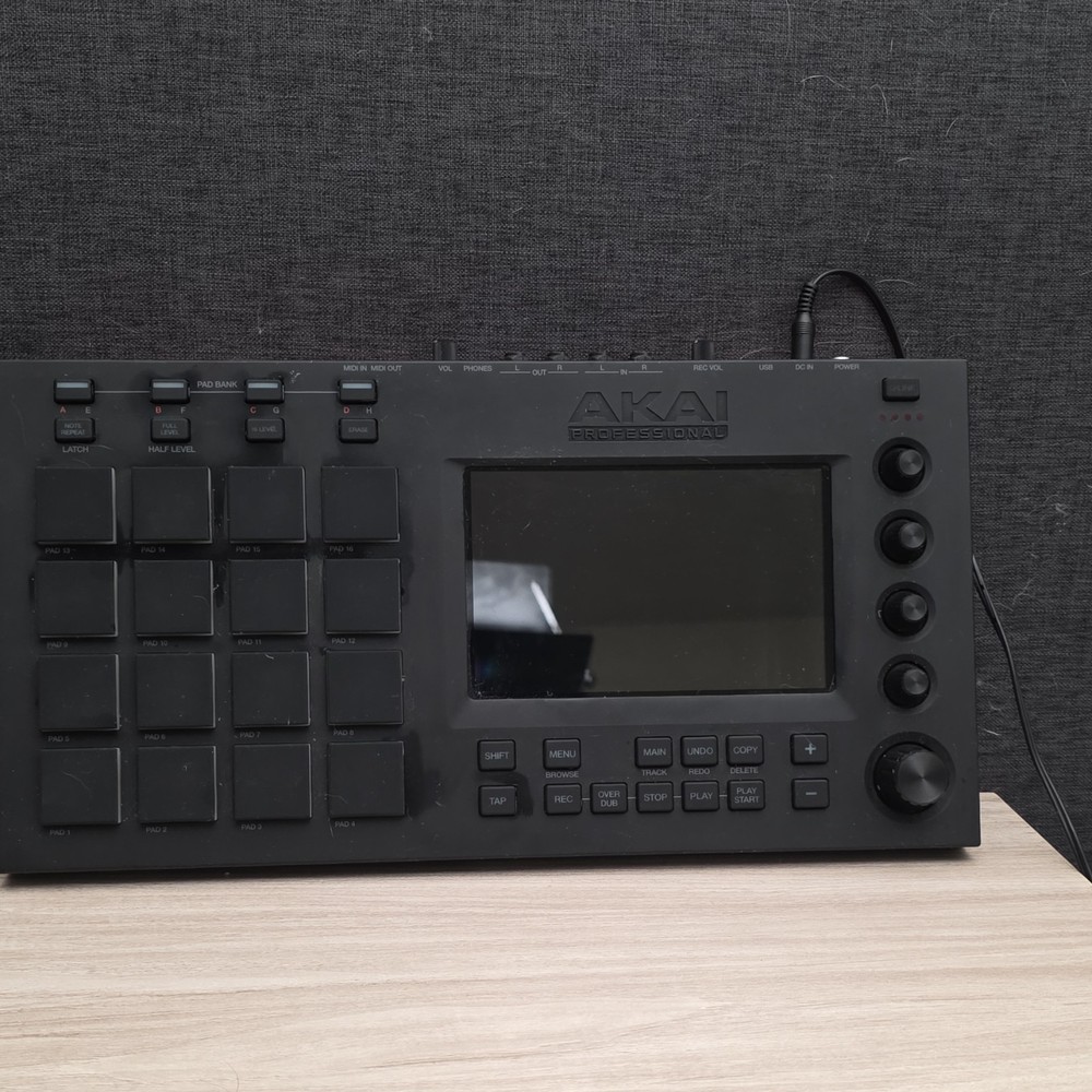 Akai Professional MPC Touch Sampler & Sequencer, 16 Pads, Touchscreen, Black
