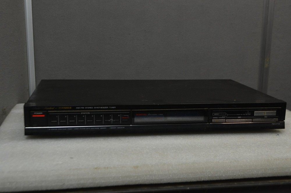 Fisher AM/FM Synthisizer - Tuner Model FM-271A Tested / Working