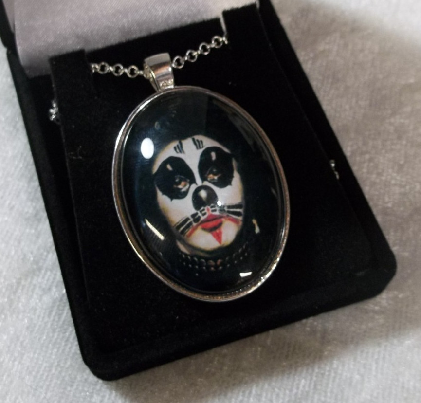 KISS PETER CRISS DEBUT LP 1974 PHOTO SILVER NECKLACE ONLY NO DISPLAY BOX CATMAN