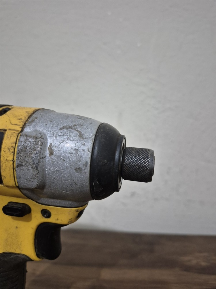 DEWALT DC825 1/4 inch Cordless Impact Driver Tool Only Working