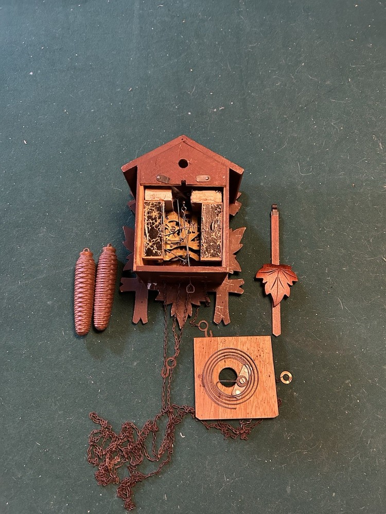 VINTAGE GERMAN CUCKOO CLOCK -RUNS