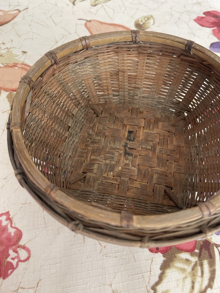 Vtg Sewing Basket. With Lid