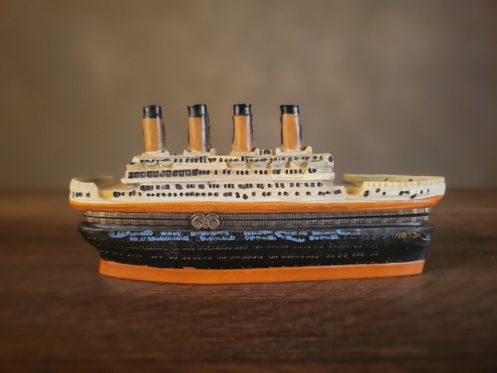 MARITIME, "TITANIC" HINGED BOX SOUVENIR MODEL