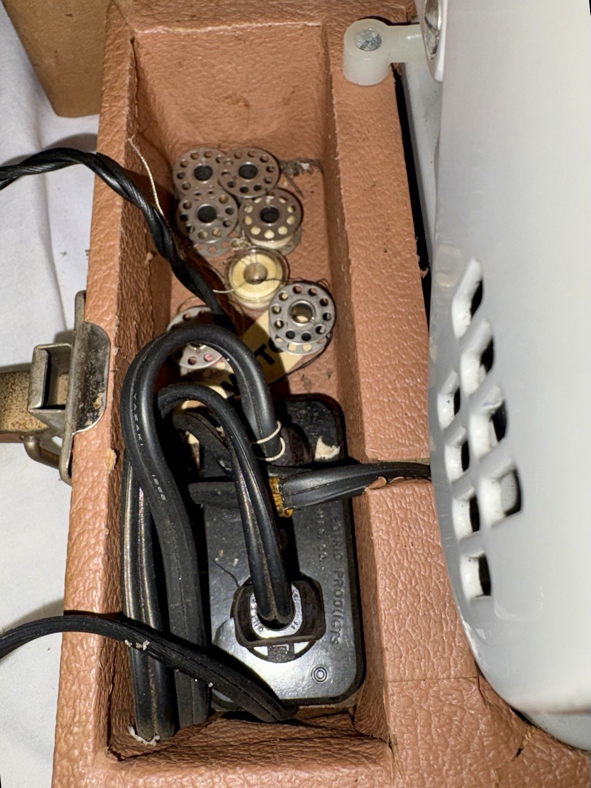 VINTAGE 1967 DOMESTIC ZIG-ZAF DIAL A STITCH MODEL 1665 SEWING MACHINE-WORKS WELL