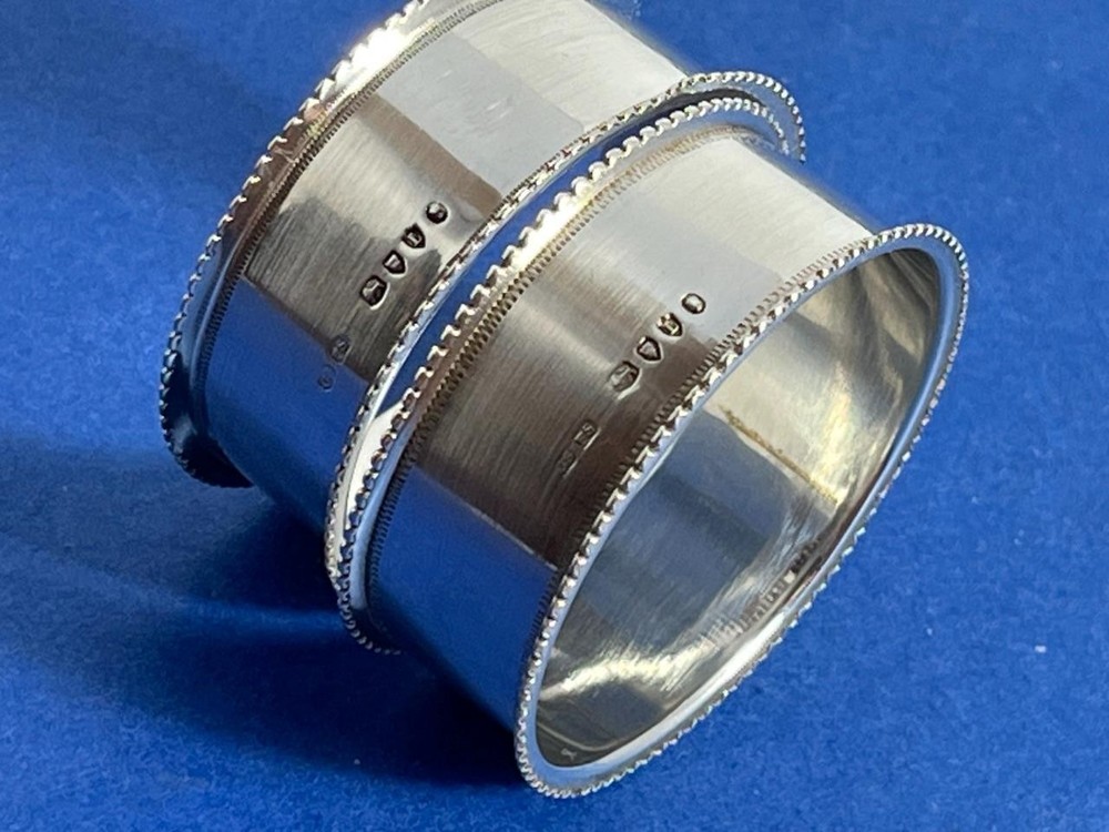 BOXED PAIR ANTIQUE VICTORIAN SOLID SILVER NAPKIN RINGS LON 1886
